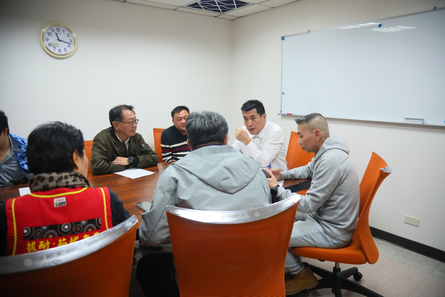 為基隆市「原住民文化會館」文化廣場設置天幕以及射箭設施爭取建設經費,黃仁邀集原委會、基隆市府官員與原住民代表當面進行協調。(記者包克明 攝)