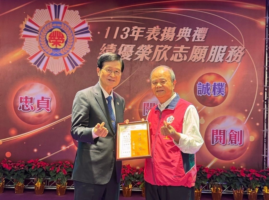 輔導會嚴德發主委頒發表演感謝狀及獎金貓貍小樂團陳龍團長。(記者 張艷君翻攝)
