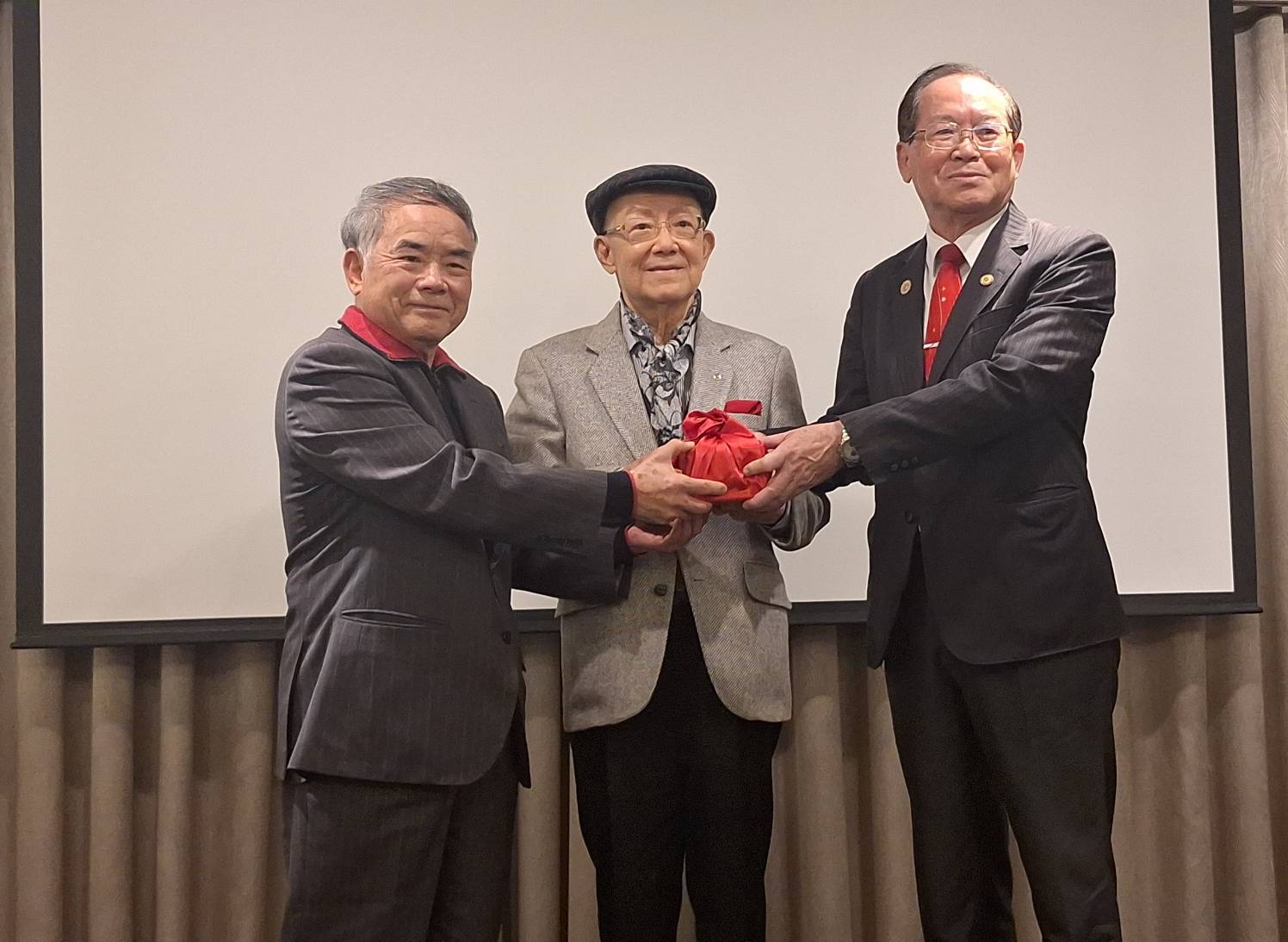 ▲中華民國職業拳擊協會理事長交接典禮,原任理事長郭枝來(左),大法官城仲模(中)監交,新任理事長潘昭材(右)。(記者吳勝峯攝)