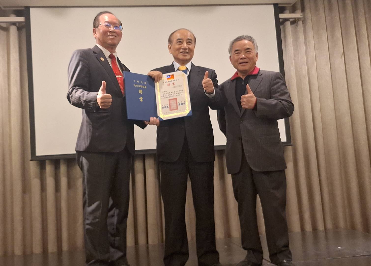 ▲前立法院院長王金平(中)將續任職業拳協的榮譽理事長,原任理事長郭枝來(右),新任理事長潘昭材(左)。(記者吳勝峯攝)
