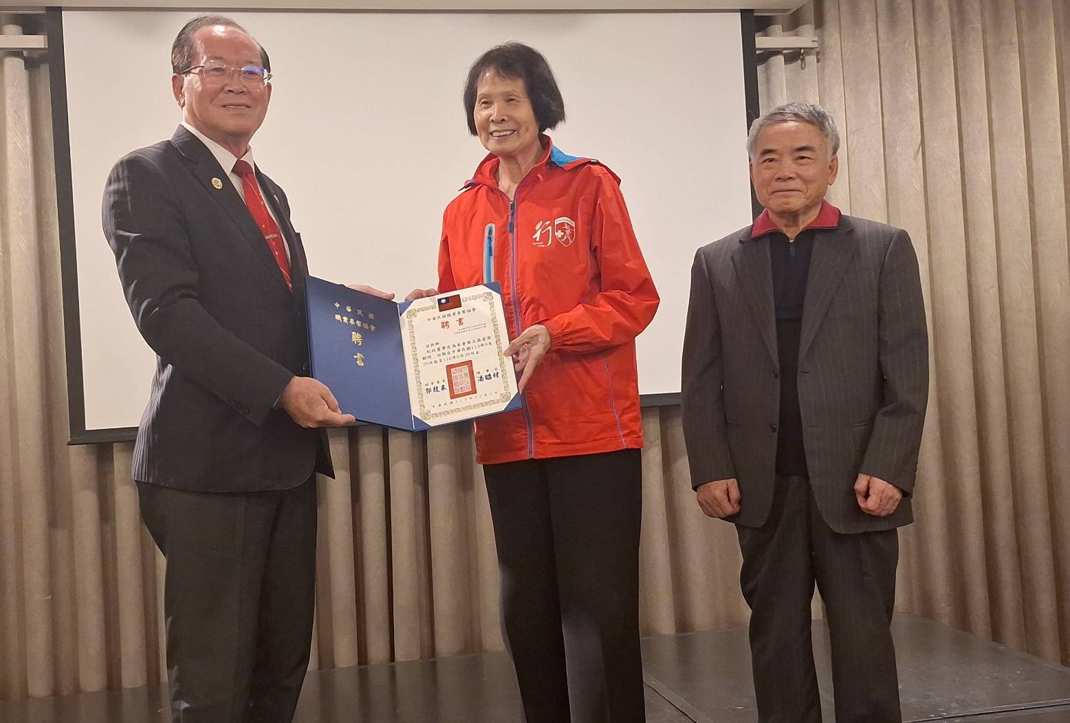 ▲新任理事長潘昭材(左),飛躍的羚羊紀 政女士(中),原任理事長郭枝來(右)。(記者吳勝峯攝)
