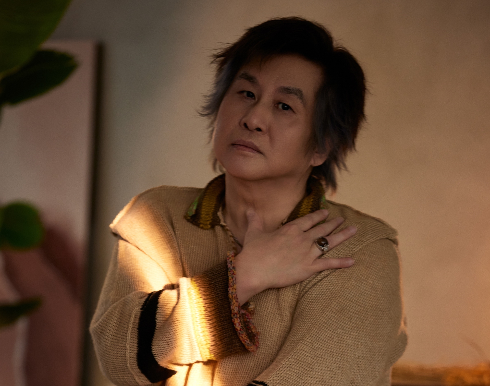 以〈星星點燈〉〈水手〉走紅的資深歌手鄭智化,睽違26年終於推出全新創作專輯《不思議》。圖/智在上作提供