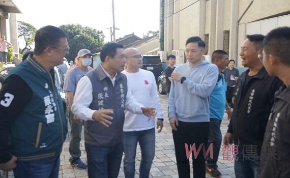 (有影片)/世界棒球12強國手江國豪返鄉 東勢鄉長張健福和鄉親熱情迎接