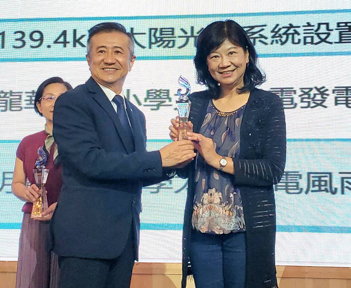 漾新聞|高雄明義國小太陽能球場榮獲金質獎 展現綠能新典範