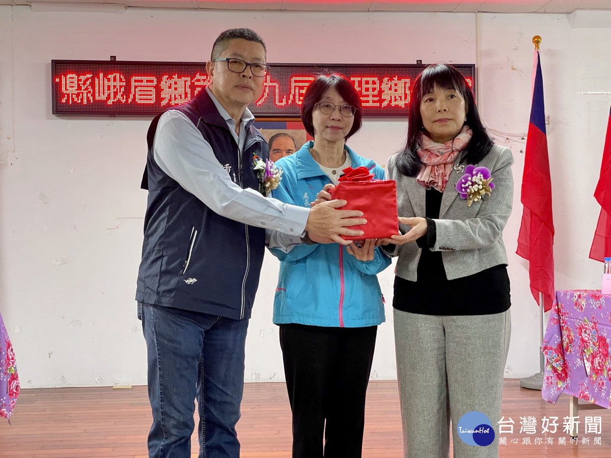 田昭容(右)在縣府秘書長李安妤監誓下宣誓就職。