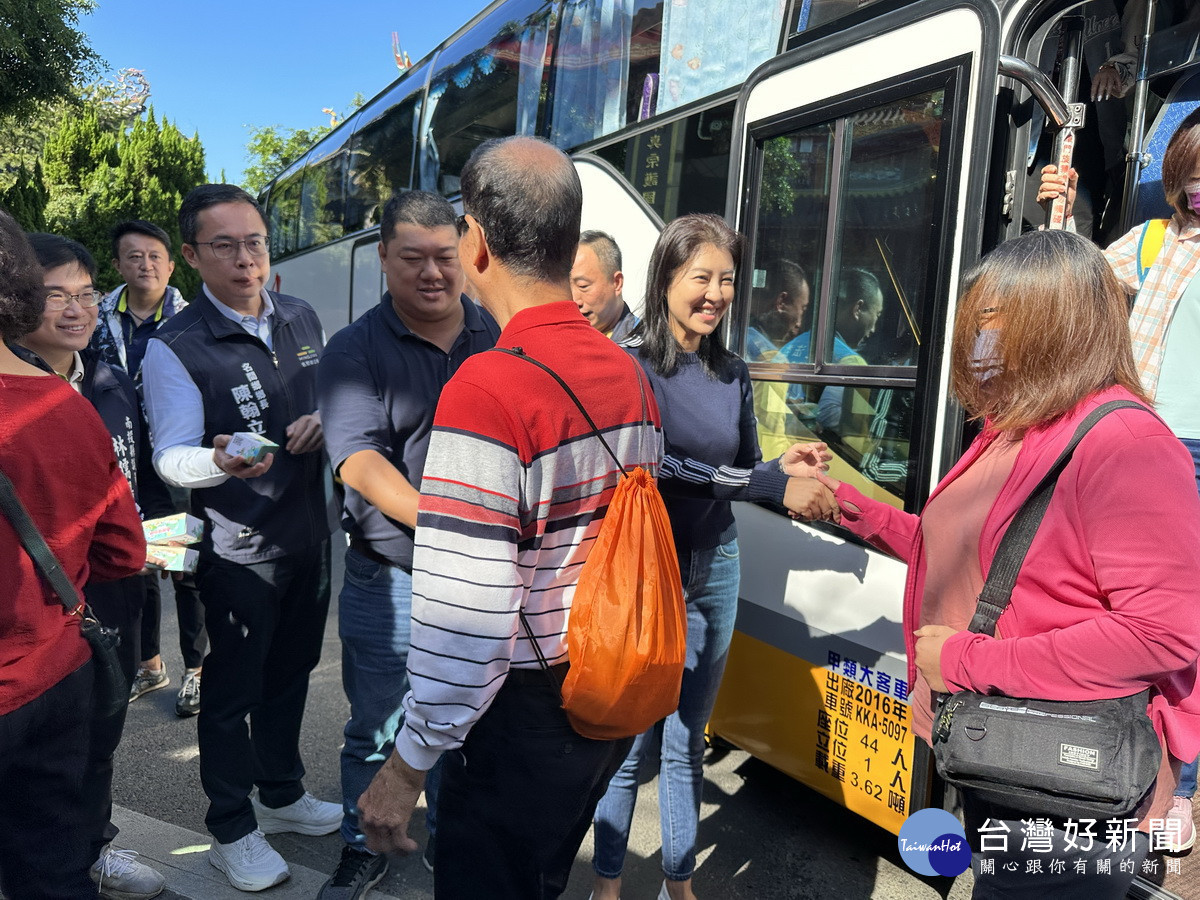 許縣長游立委等歡迎台灣好行第一批遊客抵受天宮。(記者扶小萍攝)