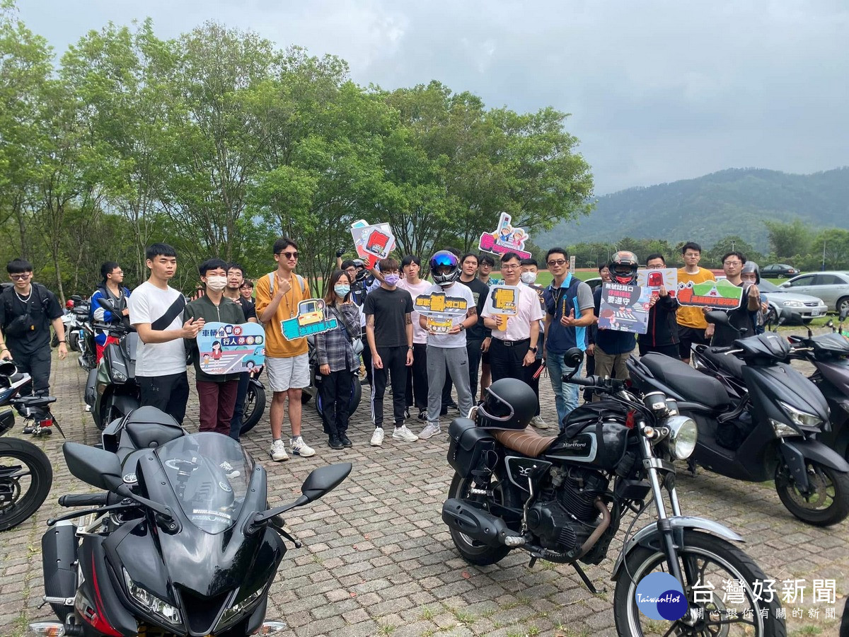 暨大於學生主辦的追焦日進行人本街道的交通安全宣導。(圖/暨大提供)