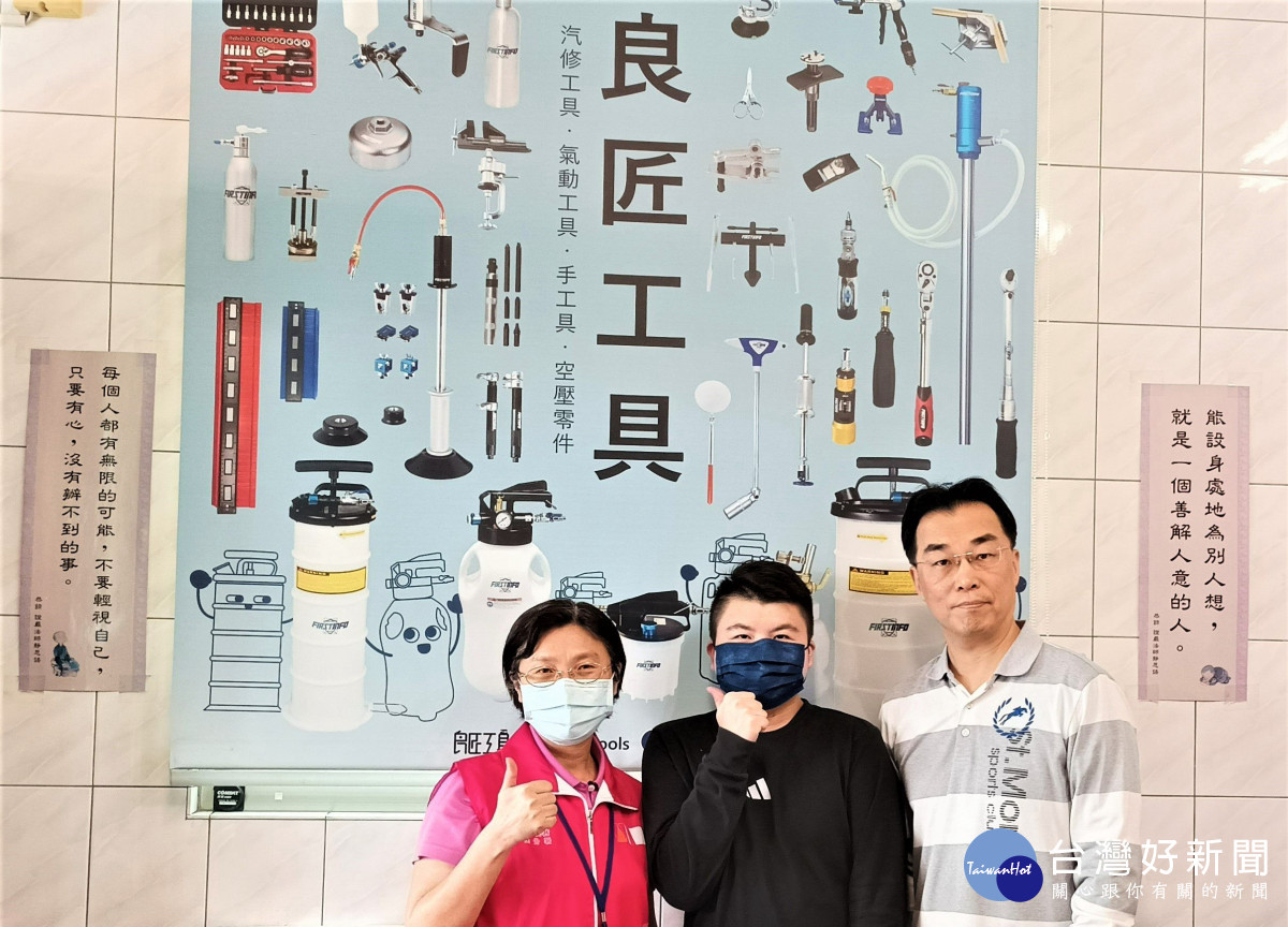 公司負責人王先生(右)以友善與包容的態度，為初入職場的小程(中)提供適應工作環境的支持，順利融入職場。