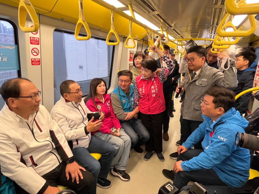 圖/環狀線復駛靜態及動態測試達成率皆為100%,侯友宜也實際搭乘測試列車行經板新站至中和站。(新北市政府捷運局提供)