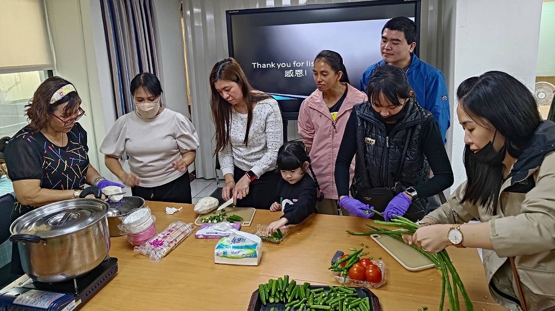 桃園移民署邀新住民家庭製作菲式酸湯 品嚐多元文化風味