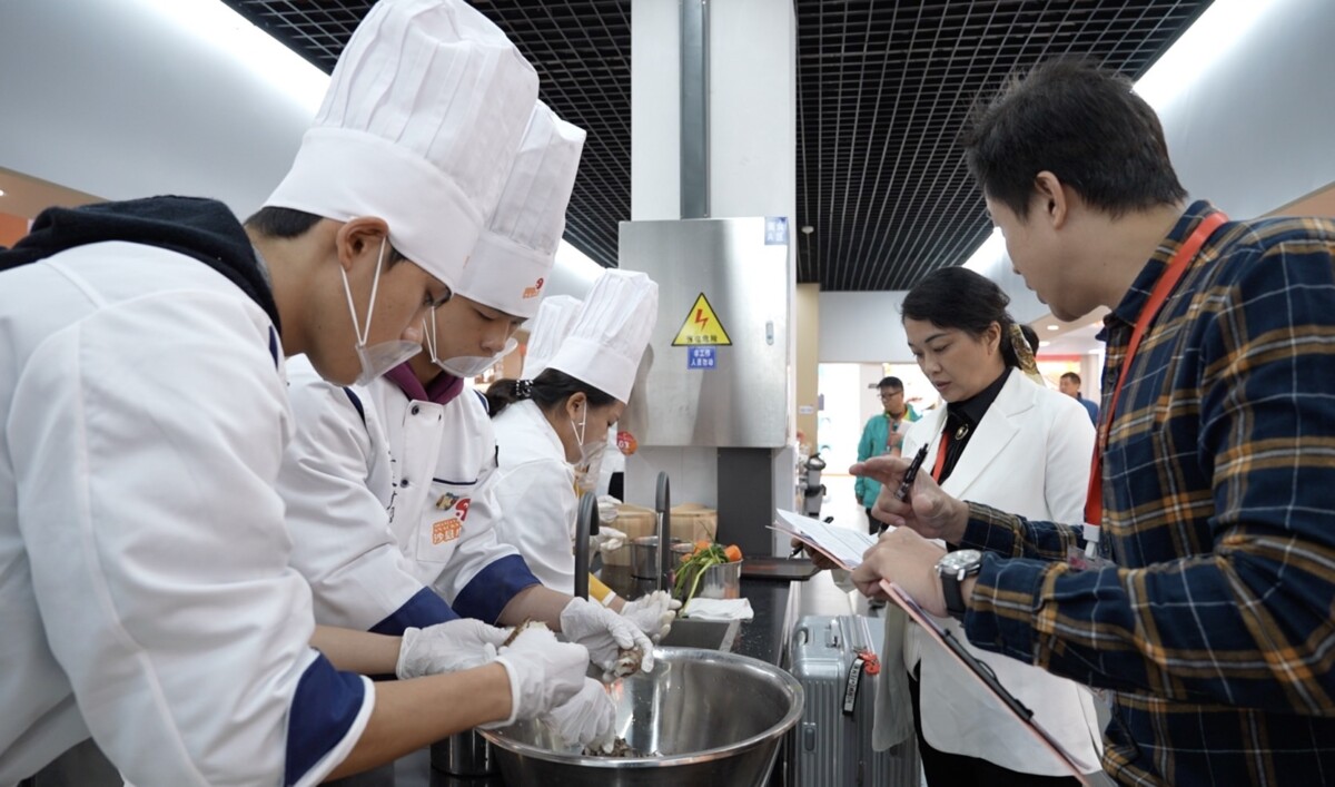 ▲評審於賽間評比個對衛生與食品安全意識。（圖/主辦單位提供）