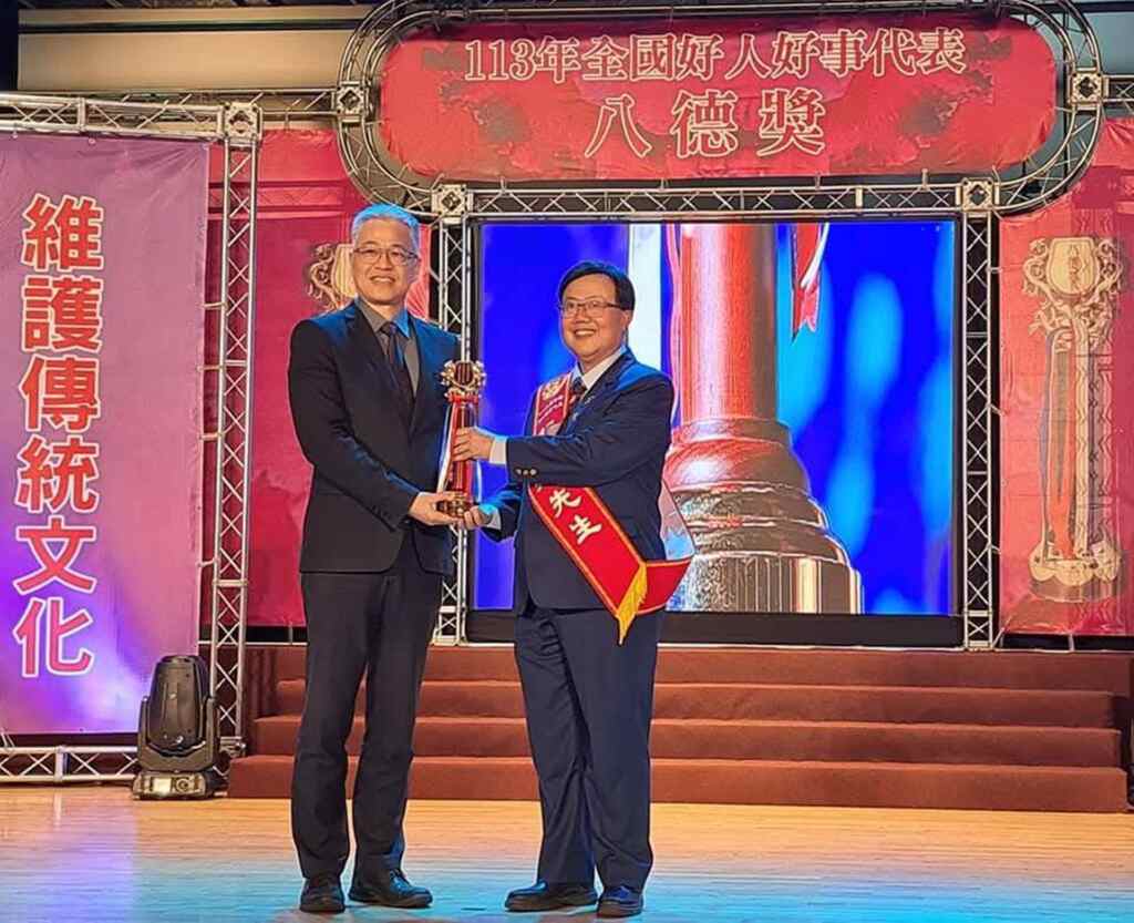 ▲內政部吳堂安次長（左）頒獎給楊曜聰（右）。（大葉大學提供）