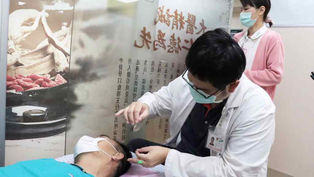 ▲結合中醫的針灸治療。（彰化醫院提供）
