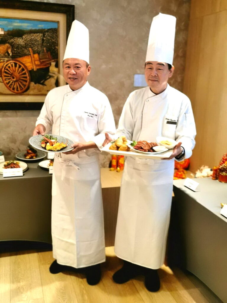 星級飯店主廚 黃東榮(左) x 名宴會主廚 / 私廚 謝榮譽(右) 二位大師