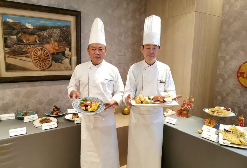 星級飯店主廚 黃東榮(左) x 名宴會主廚 / 私廚 謝榮譽(右) 二位大師