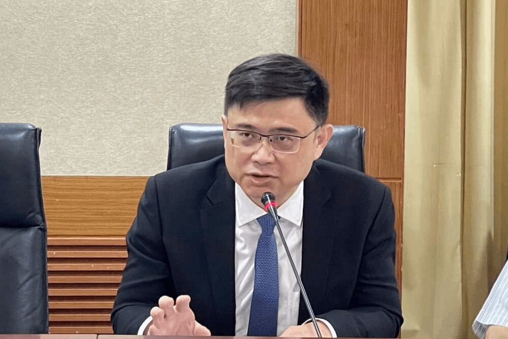 指中配雙重國籍任公職絕不被接受 賴瑞隆批翁曉玲混淆國籍身分 234 照片來源:賴瑞隆臉書