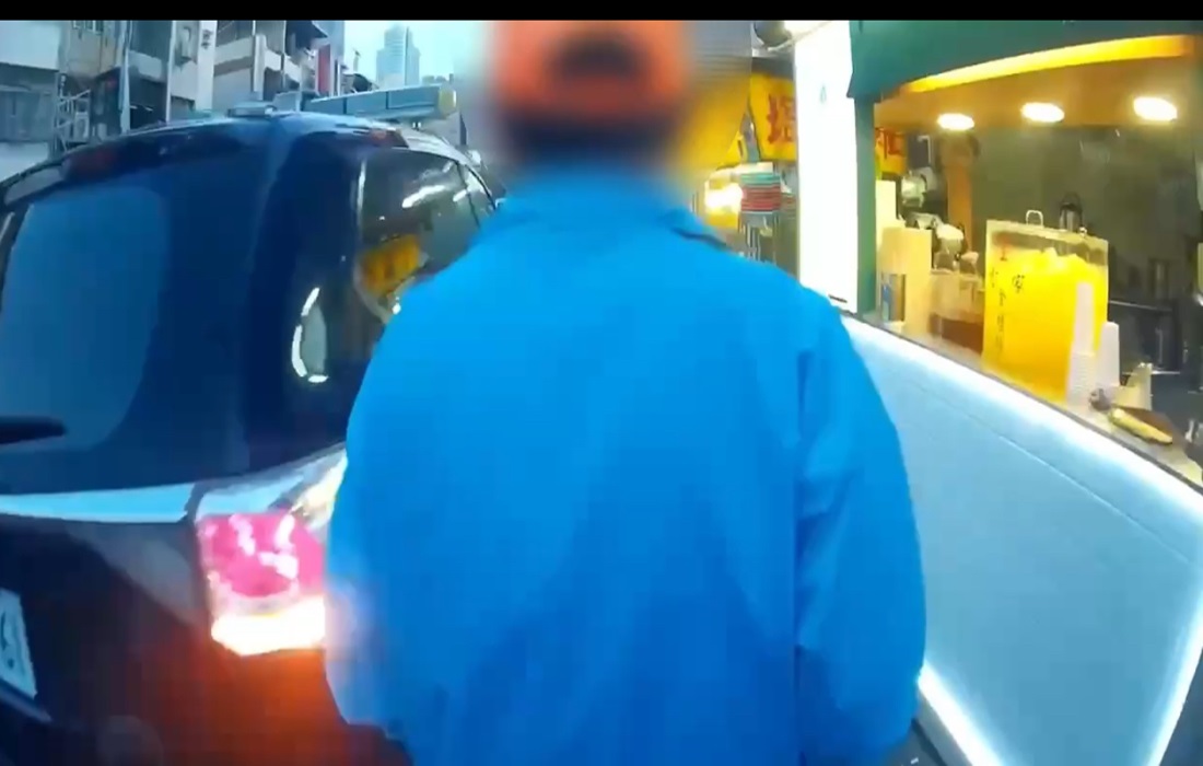 腳踏車刈包攤前擋路 正義女抱不平慘被撞 221 248241212a07