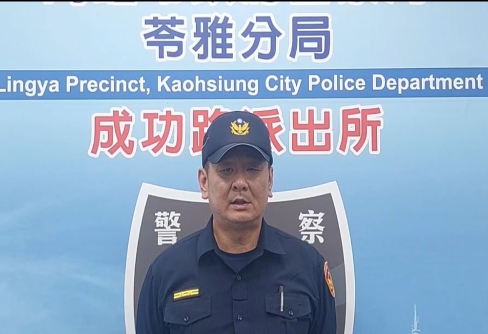腳踏車刈包攤前擋路 正義女抱不平慘被撞 222 248241212a08