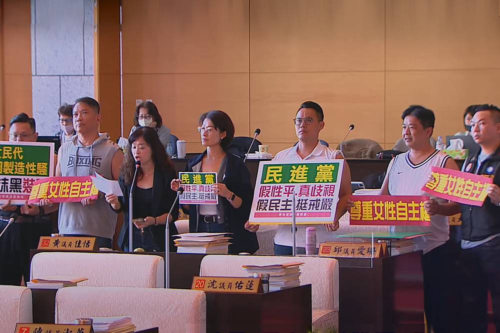 台中藍議員集體聲援陳玉珍 盧秀燕:教導女性穿衣自主權是性平觀念錯誤 206 台中藍議員集體聲援陳玉珍 盧秀燕:教導女性穿衣自主權是性平觀念錯誤 205