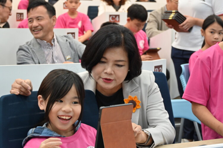 ▲張縣長與越港國小的小朋友共同體驗彩色電子書閱讀器的數位閱讀樂趣。(記者劉春生攝)