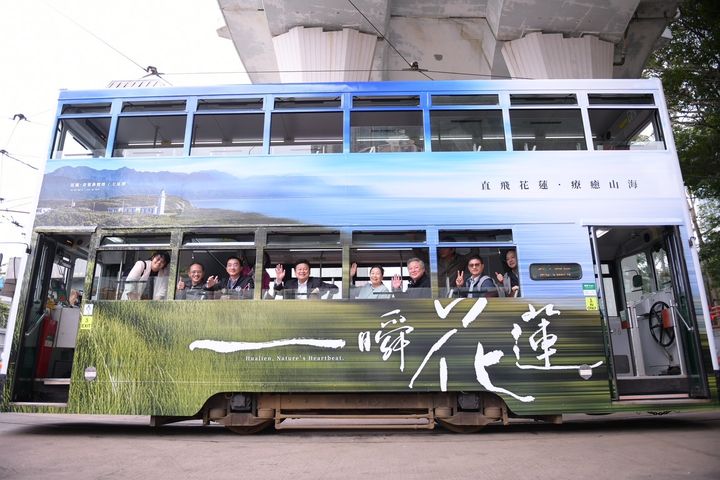 香港電車通車120週年,花蓮縣政府以花蓮美景躍上叮叮車。 圖:花蓮縣政府/提供