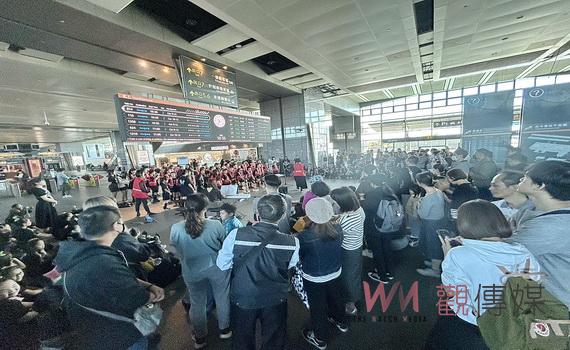 金牌隊伍大村國小與平和國小在高鐵站閃 餘音繞樑旅客聽見美聲彰化