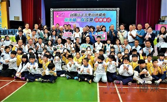 保障鮮奶運送保冷 九華山地藏庵捐贈保冰桶、保冷袋