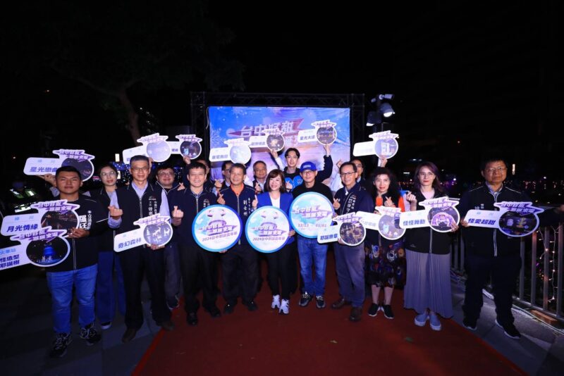 圖文:台中耶誕來電幸福發電廠燈光秀 首度登場 欒治誼:今年耶誕台中最甜。