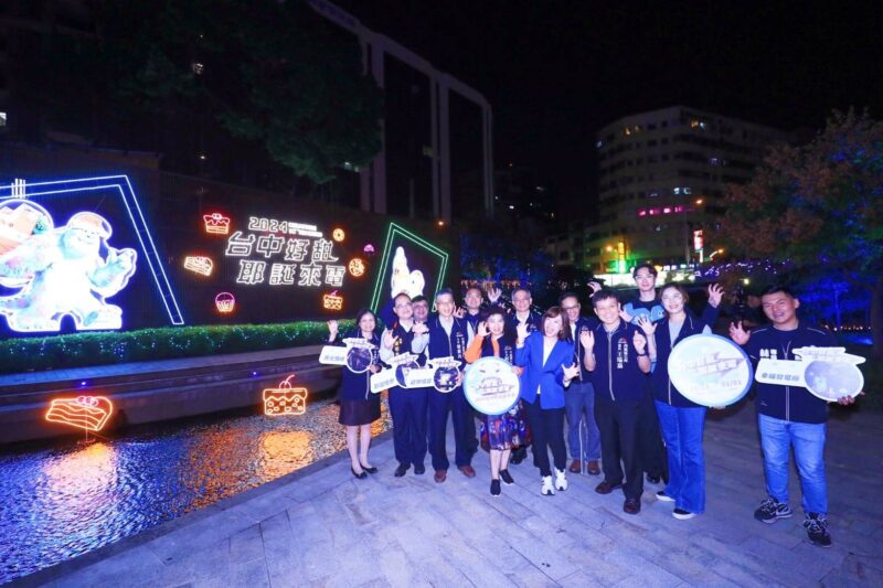 圖文:台中耶誕來電幸福發電廠燈光秀 首度登場 欒治誼:今年耶誕台中最甜。