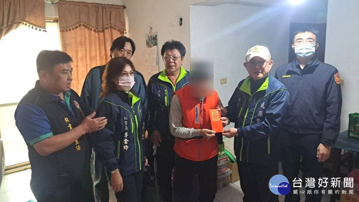 警民攜手送暖,協助弱勢家庭渡過難關。