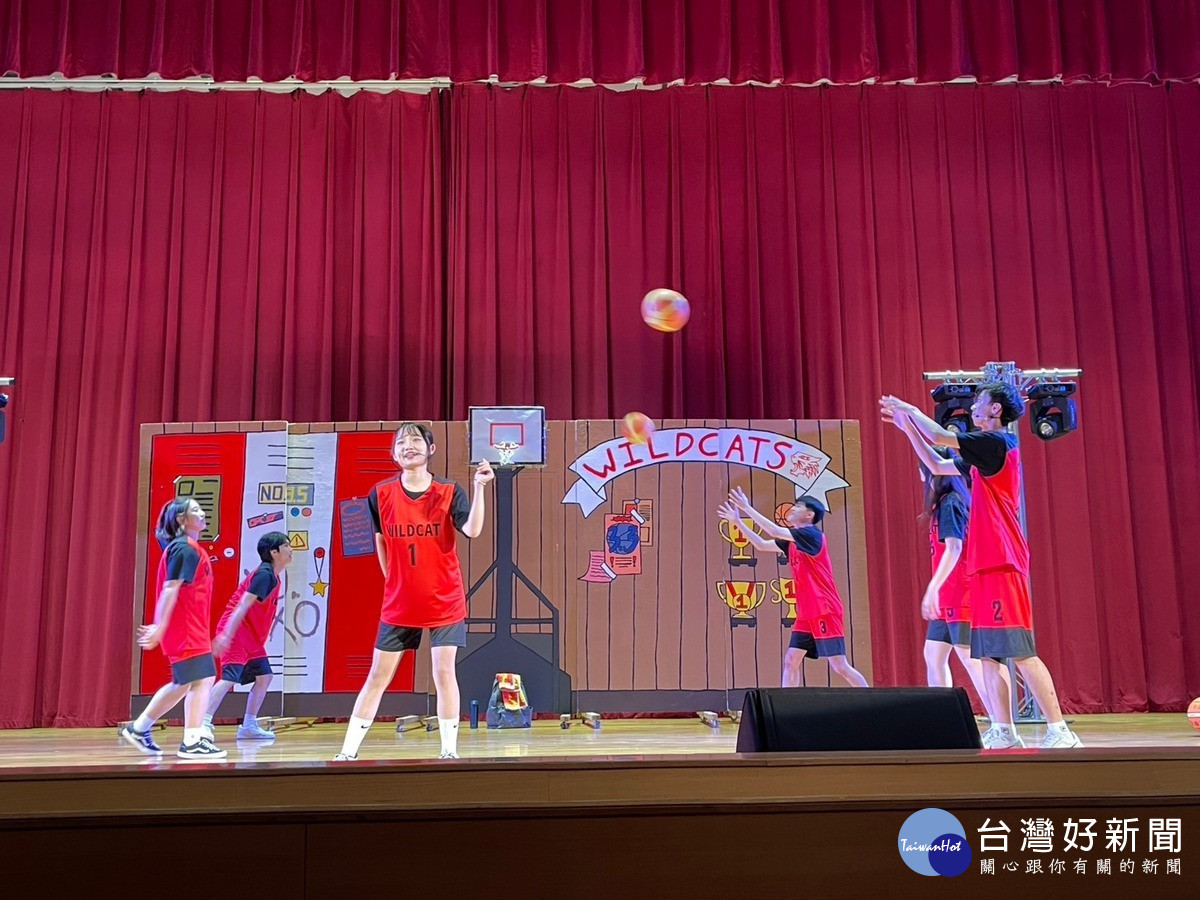 英語舞台劇巡迴至埔里藝文中心演出,讓暨大與社區文化交融。(暨大提供)