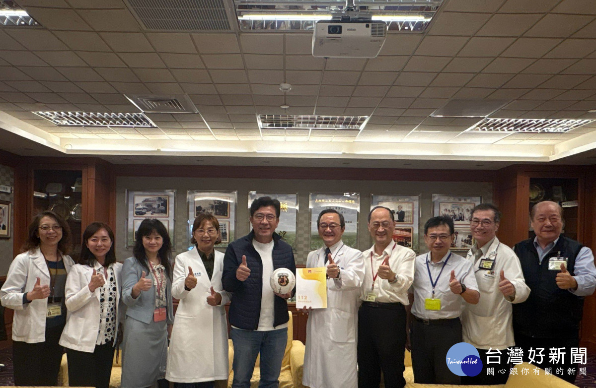 鄭名芳院長(右五)率領醫院一級主管致贈感謝狀給統一棒球公司,感謝其熱心支持醫療工作,傳遞溫暖與正能量。