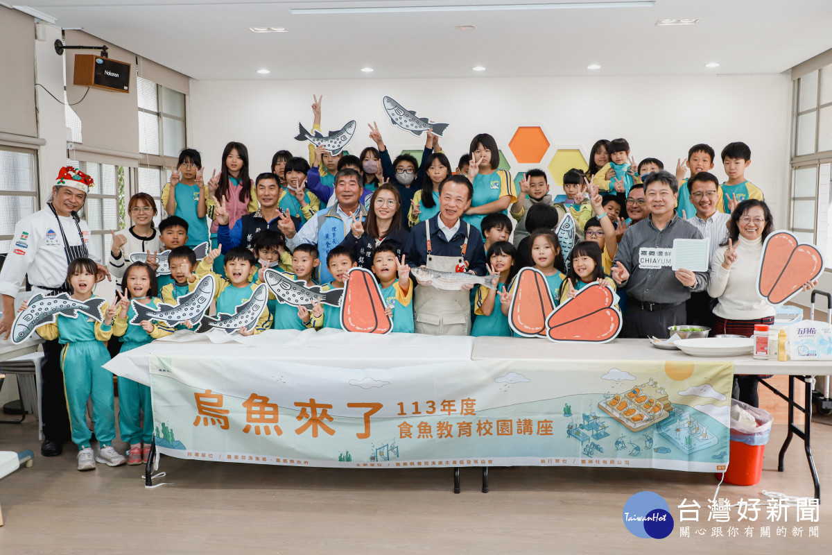 嘉義縣長翁章梁與學童一起製作料理/嘉義縣府提供