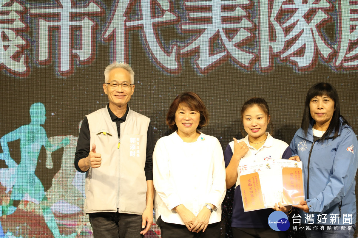 嘉義市代表隊舉行113年全民運慶功宴，市長黃敏惠頒發逾百萬獎勵金／嘉義市府提供