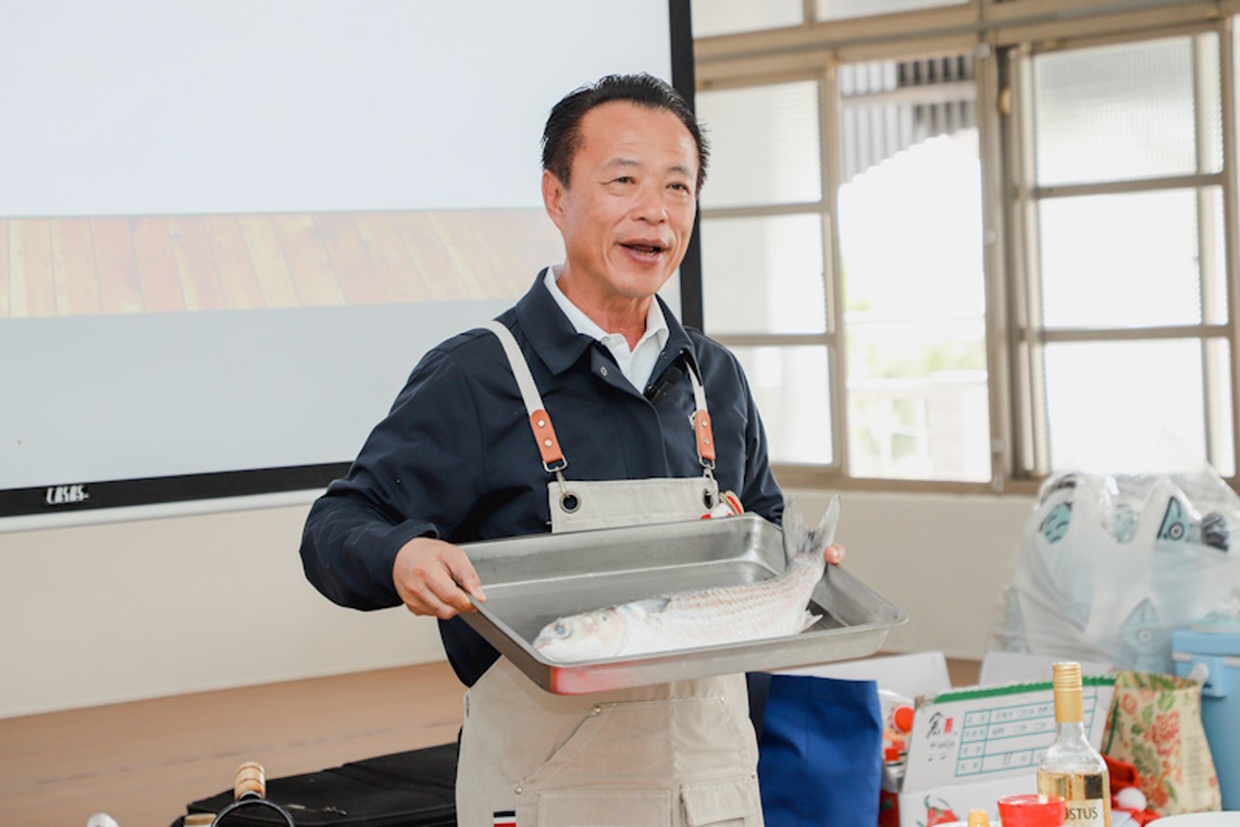 嘉義縣政府推動校園食魚教育,學童烹飪烏魚料理