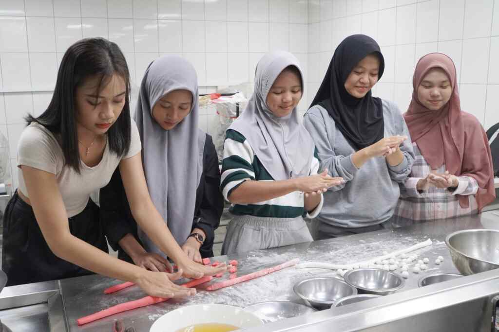 ▲大葉大學國際學生開心體驗製作湯圓。（大葉大學提供）