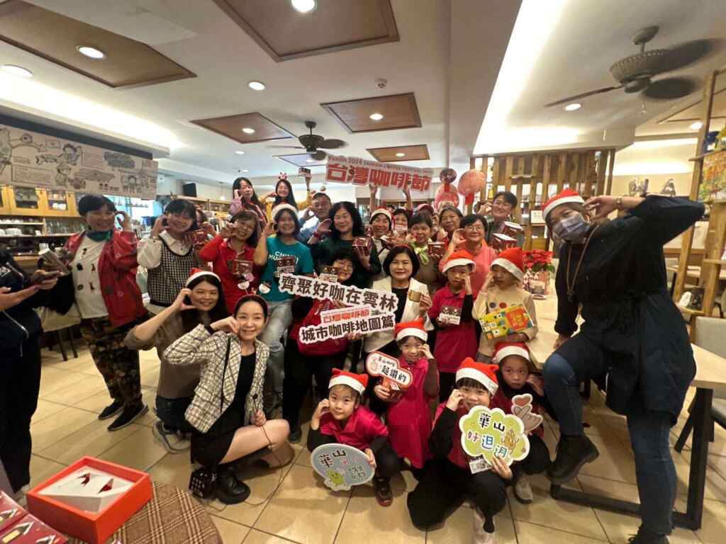 張麗善化身聖誕姐姐贈送咖啡節聯名商品。(記者廖承恩翻拍)