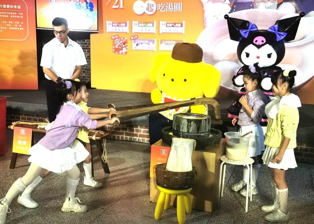 桂冠冬至記者會-小朋友與Kuromi、布丁狗體驗傳統製作湯圓六道工序。2