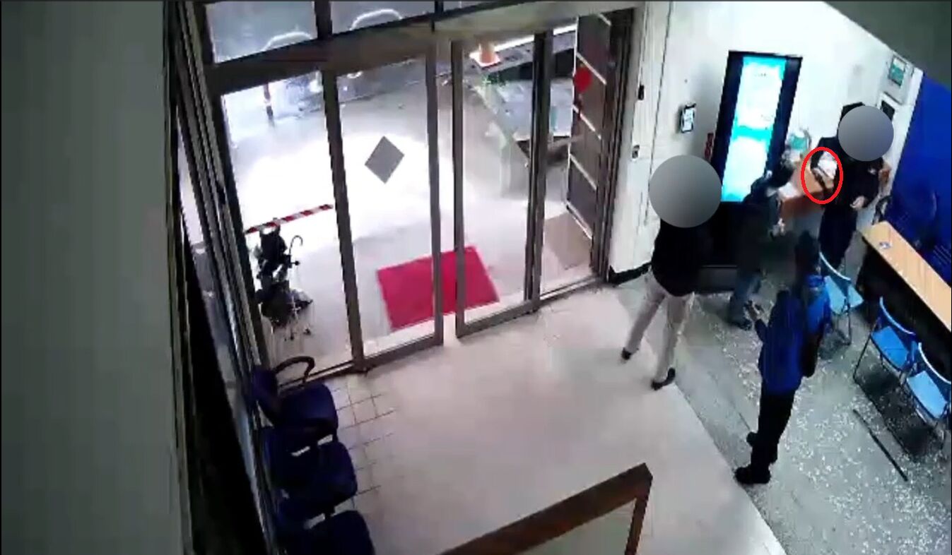 北市保大警員「借槍」供移民署女科員把玩 「槍口平舉」嚇壞眾人 222 北市保大警員「借槍」供移民署女科員把玩 「槍口平舉」嚇壞眾人 221