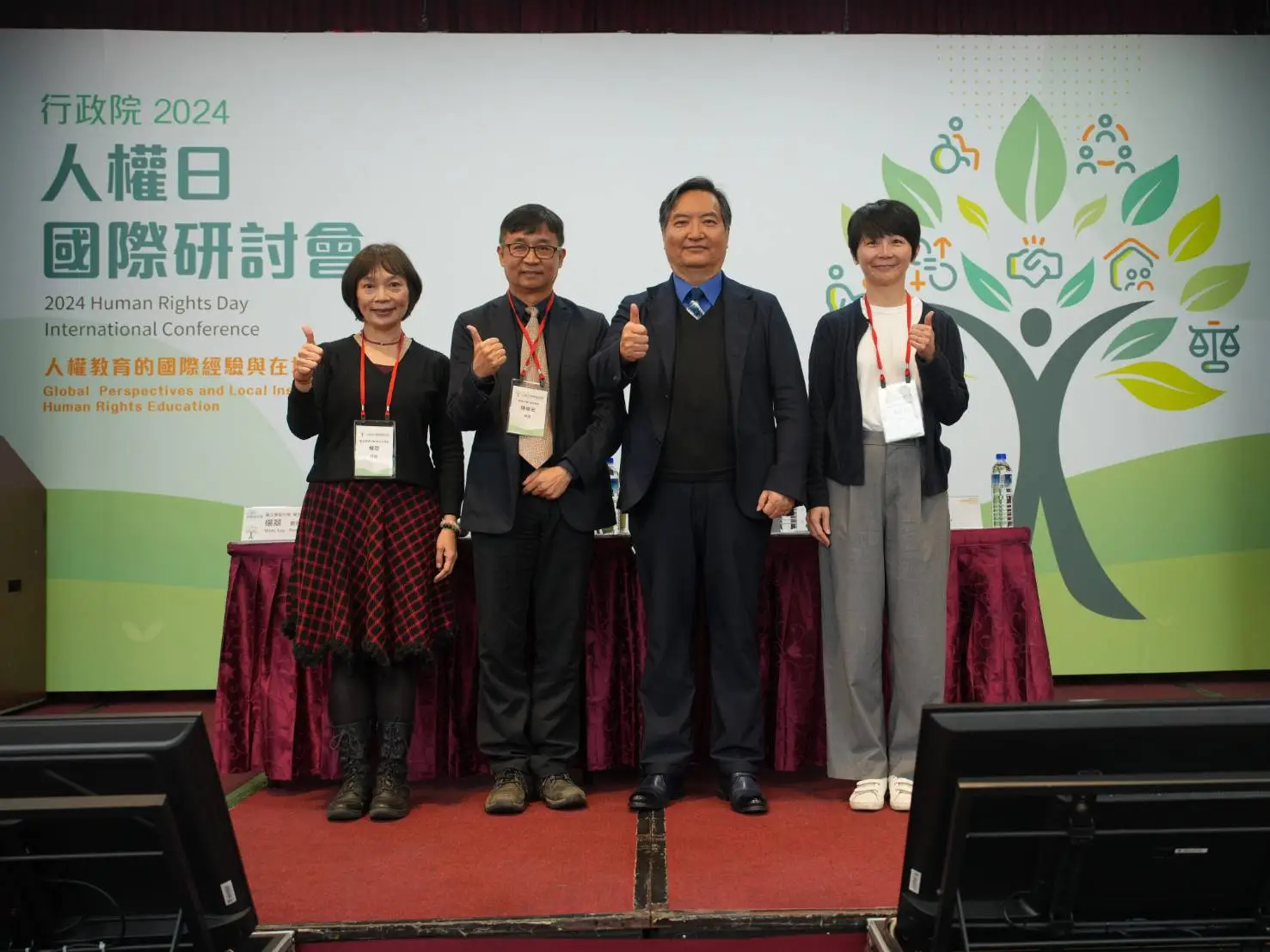 社團法人台灣冤獄平反協會理事長-右二(圖/行政院提供)