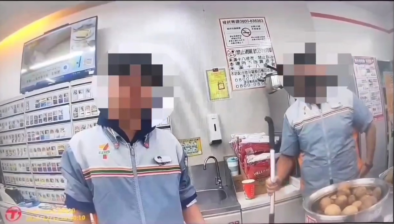 女子疑因消費問題與店員發生爭執，隨後情緒激動，向店員吼叫並辱罵不雅字眼，甚至將酒瓶擲向收銀台。（記者 黃荷琇翻攝）