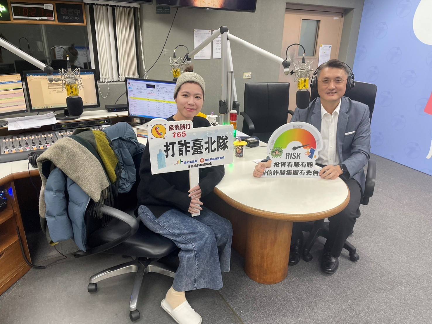 大同警察分局長涂國卿（圖右）日前受邀參加警察廣播電台專訪，針對近期頻發的假投資詐騙案件，深入剖析詐騙手法。（記者 黃荷琇翻攝）