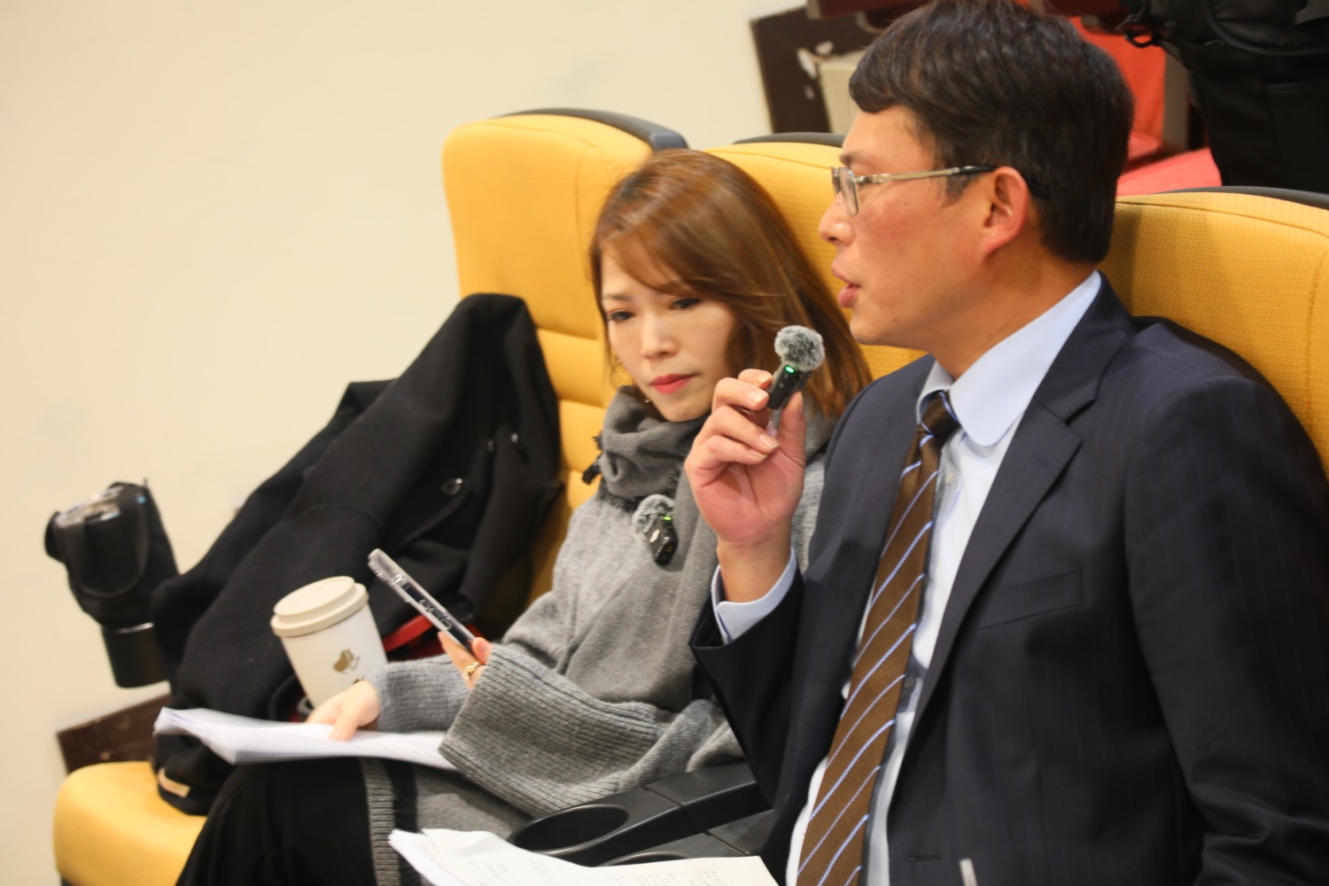 黃國昌與民眾黨團主任陳智菡到議場2樓記者席,透過直播說明議場遭民進黨杯葛最新狀況。(記者包克明 攝)