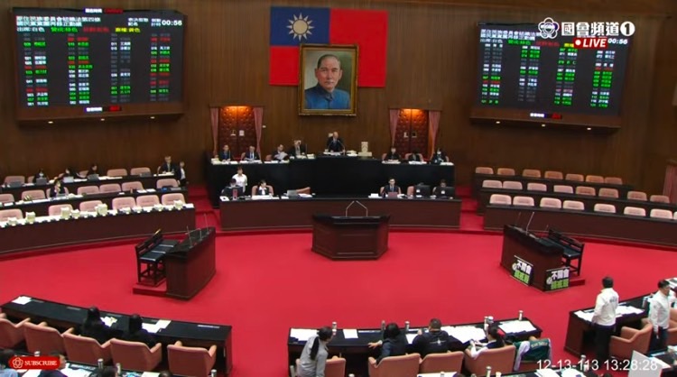立法院長韓國瑜宣布第十九案開始進行表決,投票時間7分鐘。(記者包克明 攝)