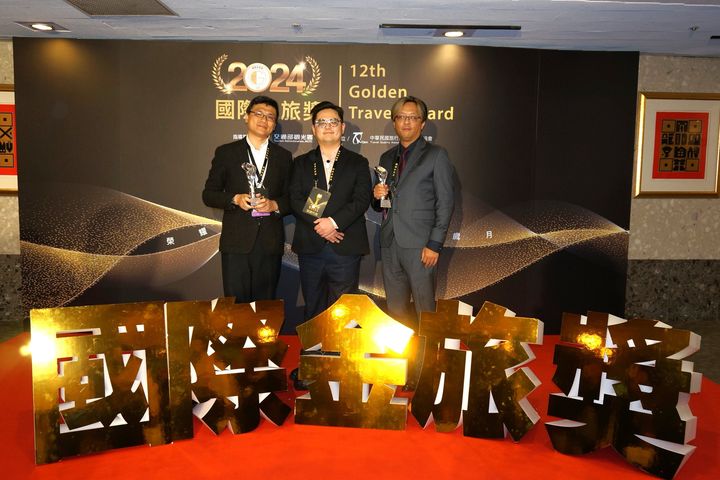 快樂家旅行社在2024第2屆品保優旅選獲得兩項獎座。（左起）快樂家旅行社入境旅遊經理侯銘杰、總經理楊璨菘、線控經理蔡中庭。　圖：旅奇週刊／提供 