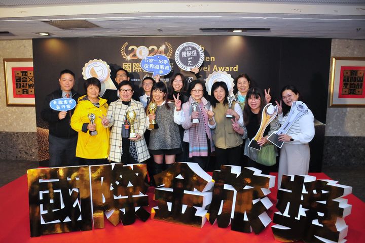 行家旅遊大陸線副總經理鄭燕玲(前排左3)與團隊合影。 圖:旅奇週刊/提供