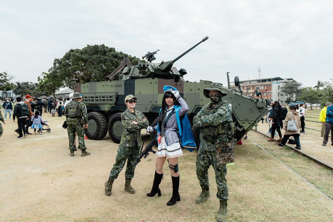 漾新聞|駁二動漫祭開幕 軍武直升機與Coser共演奇幻場景