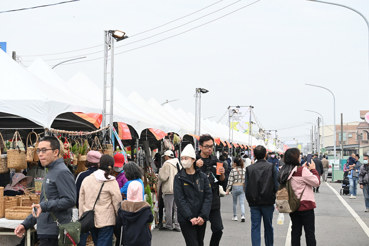 民眾賞花、拍照之餘,還可逛逛有永續概念的環保市集/陳致愷攝影