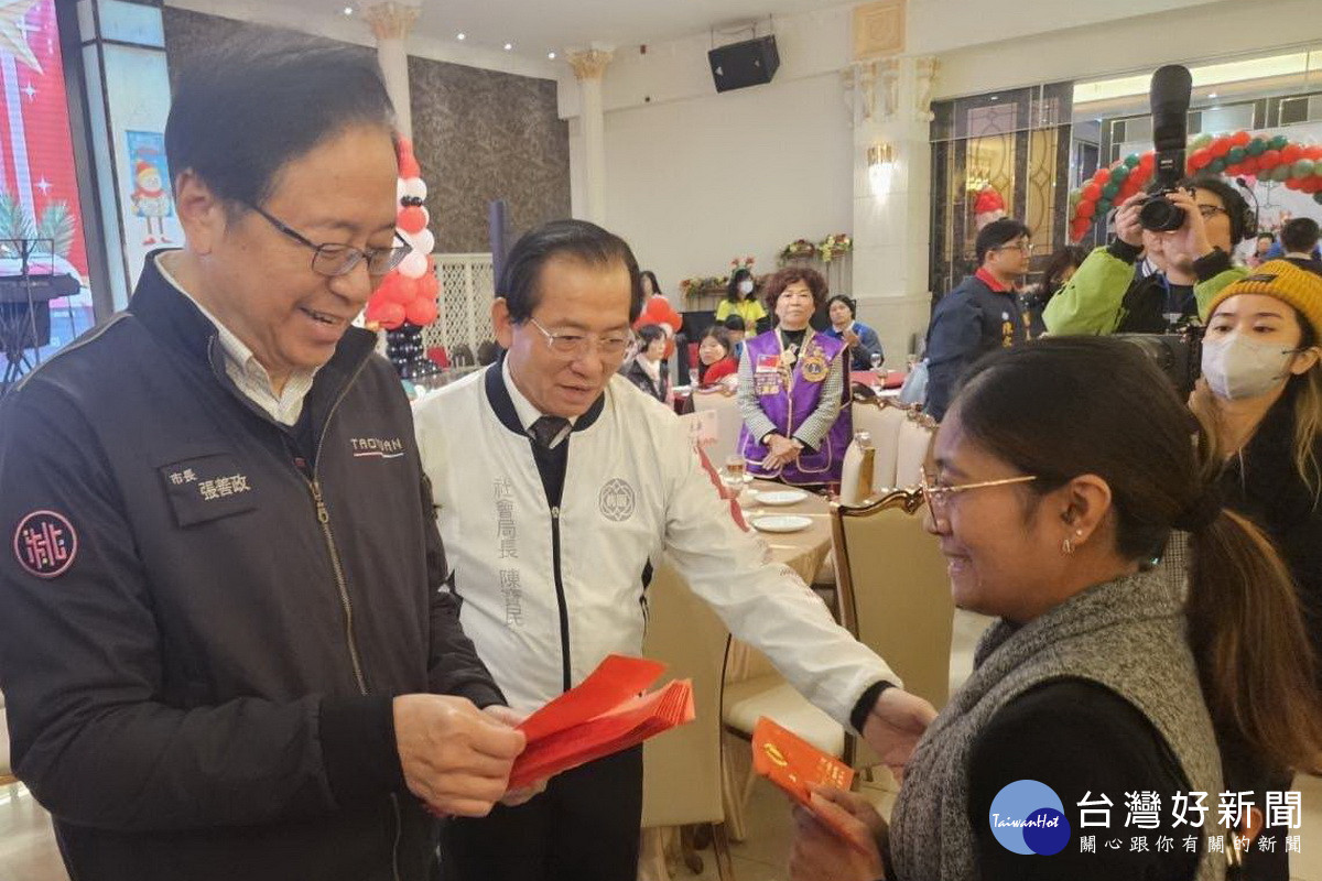 桃園市長張善政於「桃園市113年度年終關懷餐會」中致贈關懷金。<br /><br />