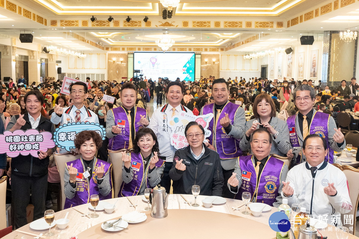 桃園市長張善政出席「桃園市113年度年終關懷餐會暨公益捐贈表揚活動」<br /><br /> 與大家合影。
